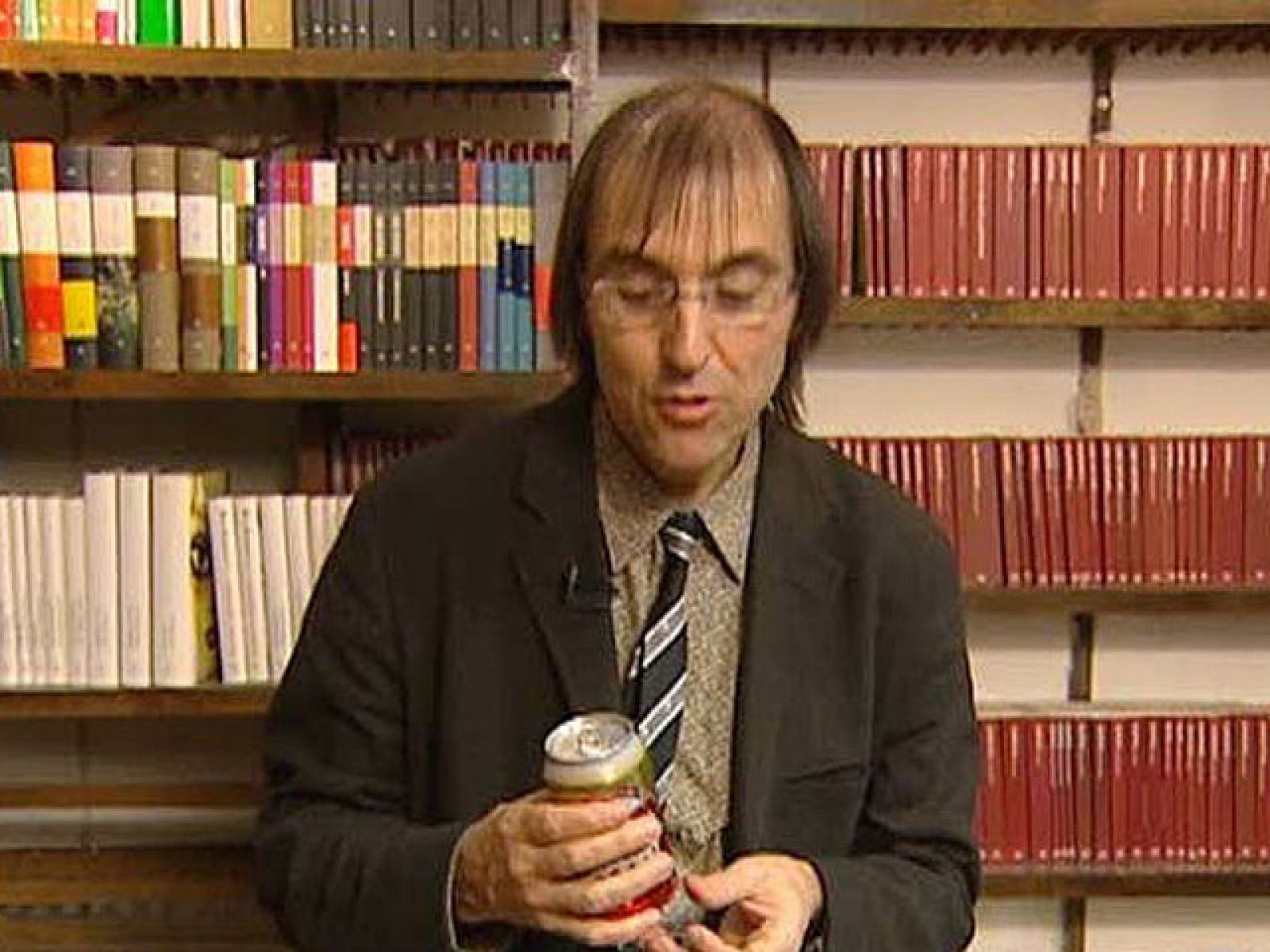 El diseñador Juli Capella presenta su libro 'Así nacen las cosas'. En él explica, por ejemplo, que el bolígrafo nació de un charco, que las gafas son un invento militar y la relación del emperador Napoleón con una lata de cerveza (02/12/2010).