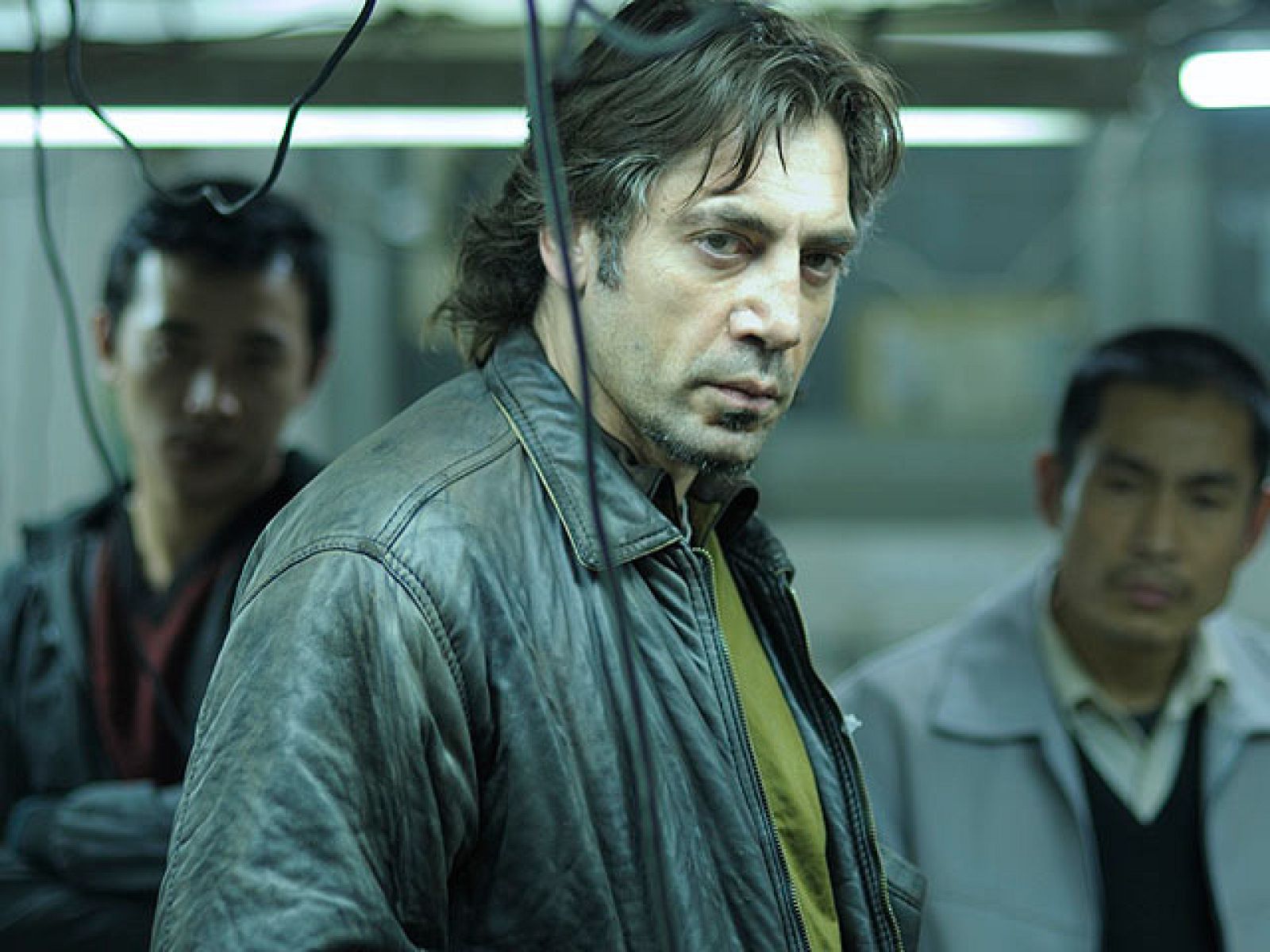  El mexicano Alejandro González Iñárritu ("Amores perros") dirige al oscarizado Javier Bardem en "Biutiful", un drama que le valió al español el premio de interpretación en el Festival de Cannes de 2010. En esta película, Bardem se sumerge en las profundidades de Barcelona para demostrar que no todo lo bello es hermoso. Uxbal es un hombre desesperadamente solo. Vive los últimos días de su existencia buscando el equilibrio entre el apadrinamiento y la explotación de inmigrantes ilegales, entre diálogo con los muertos y el sufrimiento por el avance de su propia metástasis, entre la dura supervivencia y la lucha por cuidar a sus hijos pequeños.
