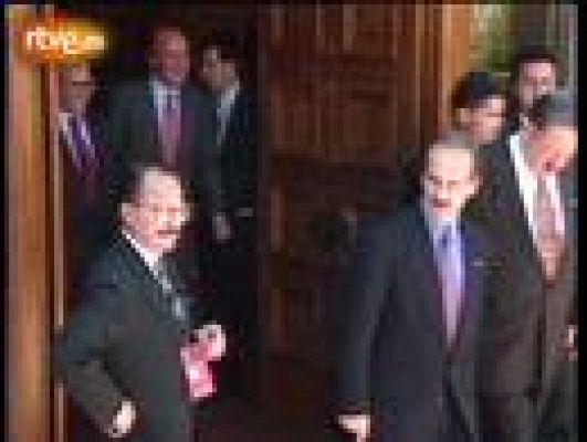 Aznar y Castro cambian corbatas