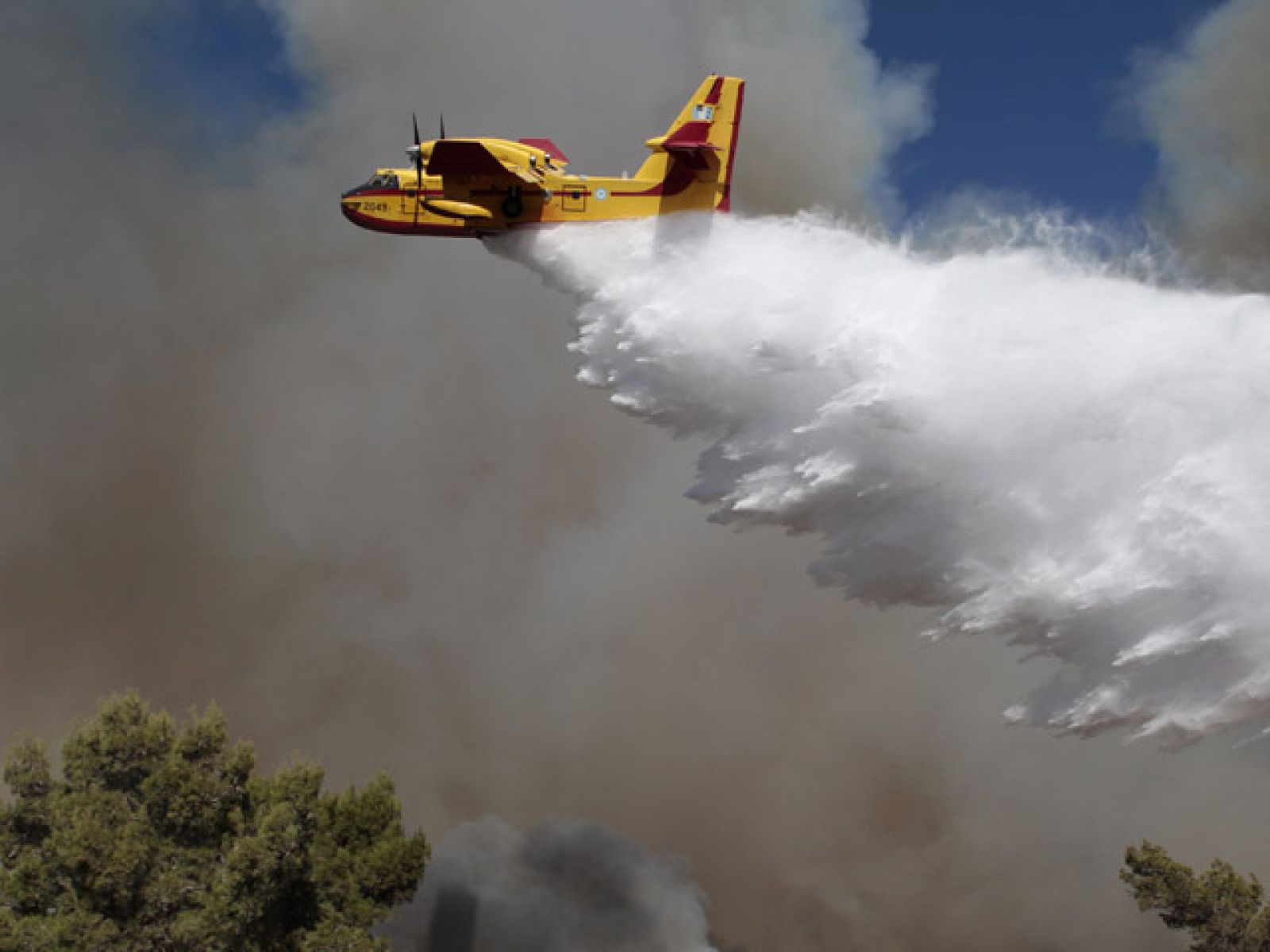 Israel trata de sofocar el fuego y evitar más muertos | Ver