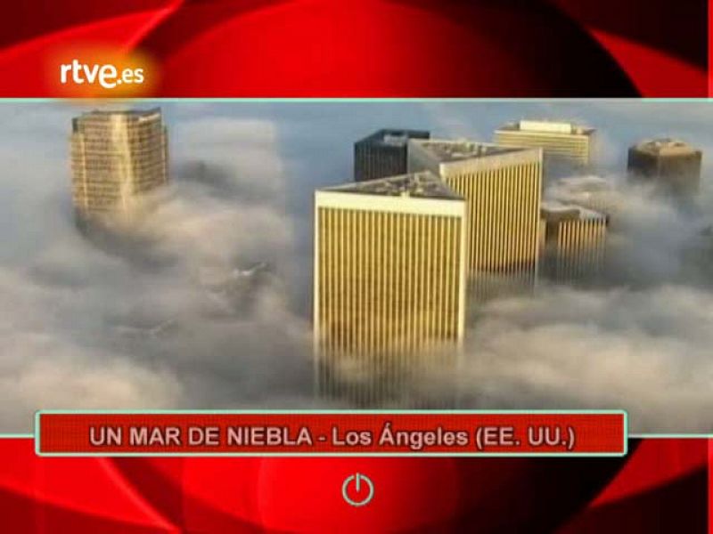 La ciudad de Los Ángeles ha amanecido bajo un mar de niebla sólo superado en altura por los rascacielos. 06/12/10