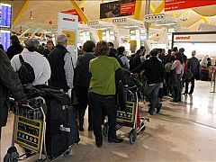 Una pasajera en Barajas :"Esto es un caos"