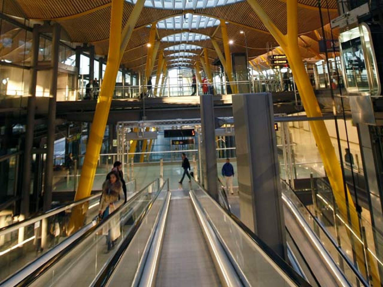 Silvia Navarrete, que viajaba a Nueva York en un avión de Air Europa, ha sido desembarcada de su avión por el cierre del aeropuerto de Barajas. Detalla que les han pedido que se queden en el aeropuerto y muestra la desazón por lo ocurrido.