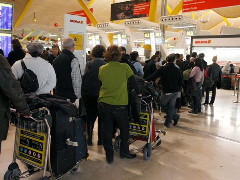 Caos en los aeropuertos por el cierre del tráfico aéreo