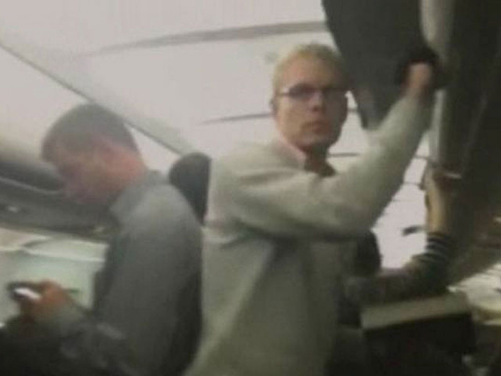 Un videoaficionado graba la reacción de los pasajeros en el interior del avión al enterarse de la huelga