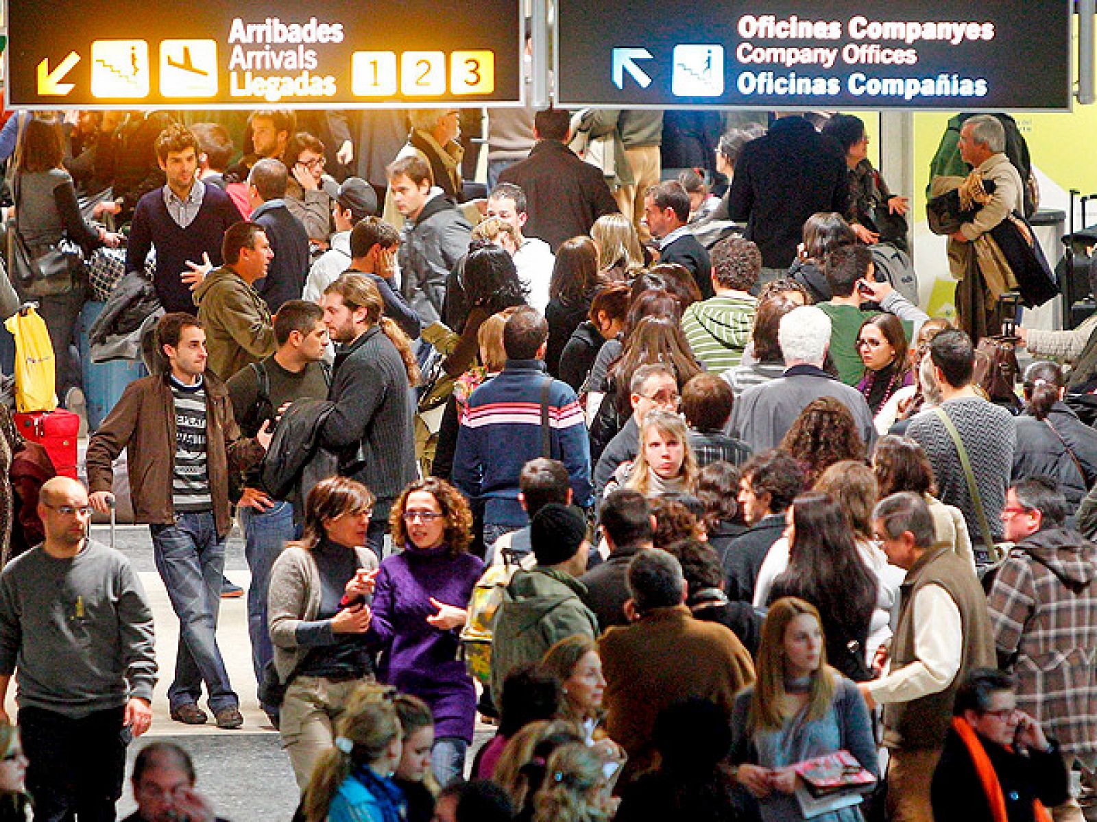 El ministro de Fomento, José Blanco, ha dado un ultimátum a los controladores aereos para que se reincorporen a su puestos de trabajo antes de la 21.30 horas, bajo la amenaza de "activar todas las medidas extraordinarias" de las que dispone el Gobierno, en alusión al decreto que permite a los militares tomar el control de las torres de control aéreo español.