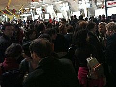 Un coro que viajaba a Londres hace la espera en Barajas más llevadera