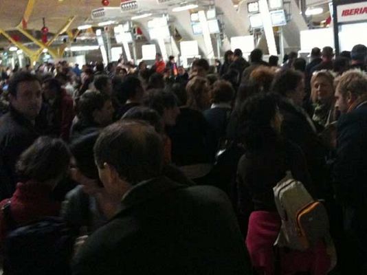  - Un coro que viajaba a Londres hace la espera en Barajas más llevadera