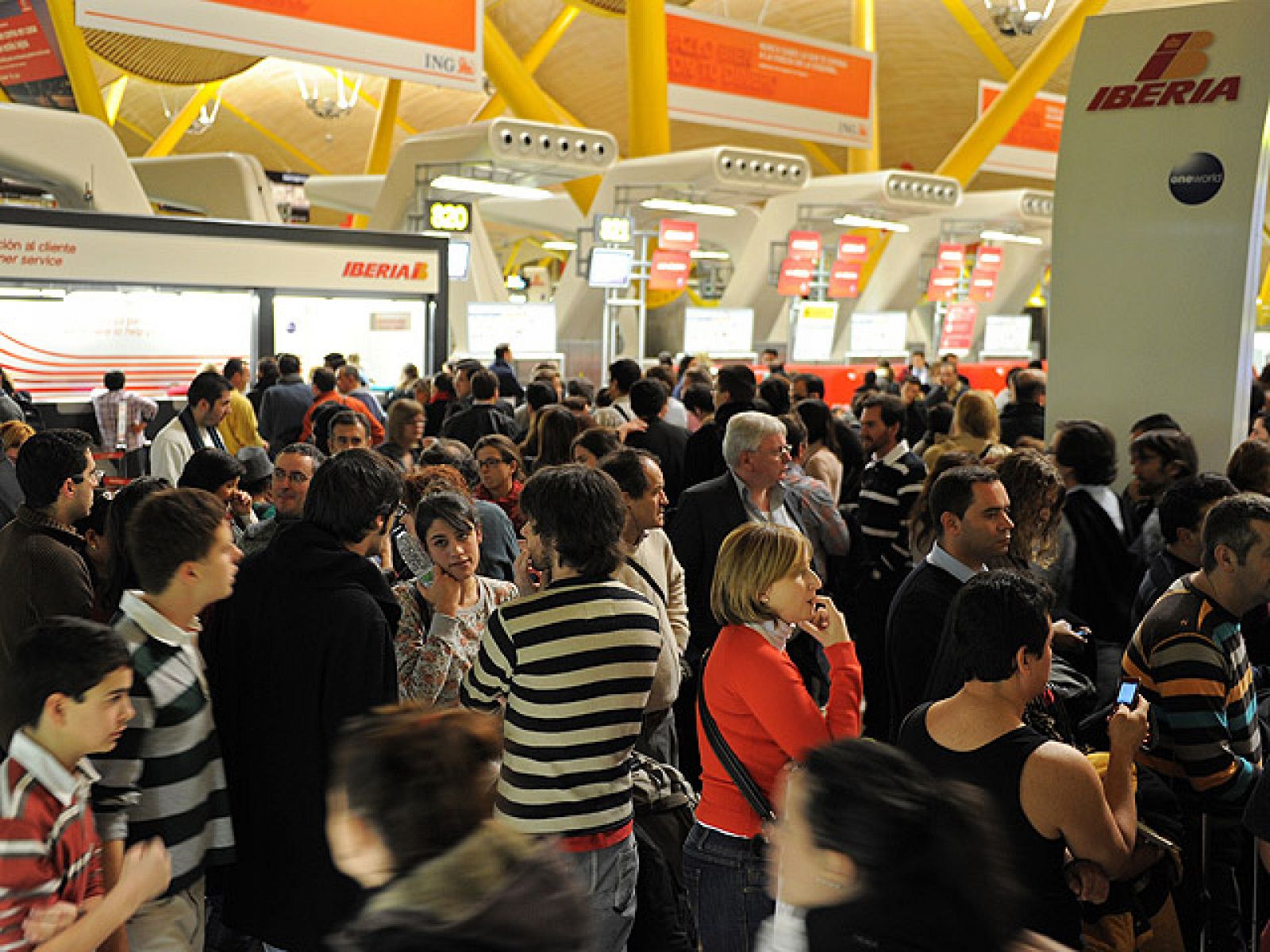 Un paro salvaje y sorpresa de controladores cierra los cielos y deja sin puente a 250.000 personas