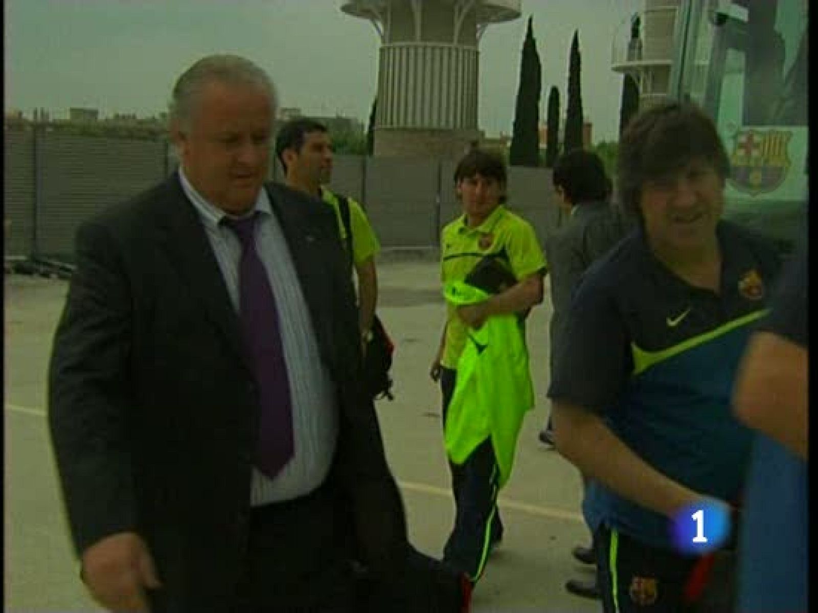 El FC Barcelona mantiene su plan de vuelo para dirigirse mañana a Pamplona, a las 10:30 horas, aunque está trabajando en otras soluciones, como tomar el tren hasta Zaragoza o el autocar directamente hasta Pamplona. Debido a los graves problemas que s