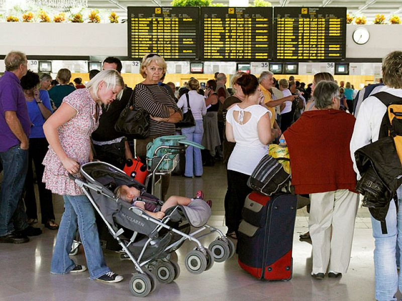 Confusión en los aeropuertos por la espera