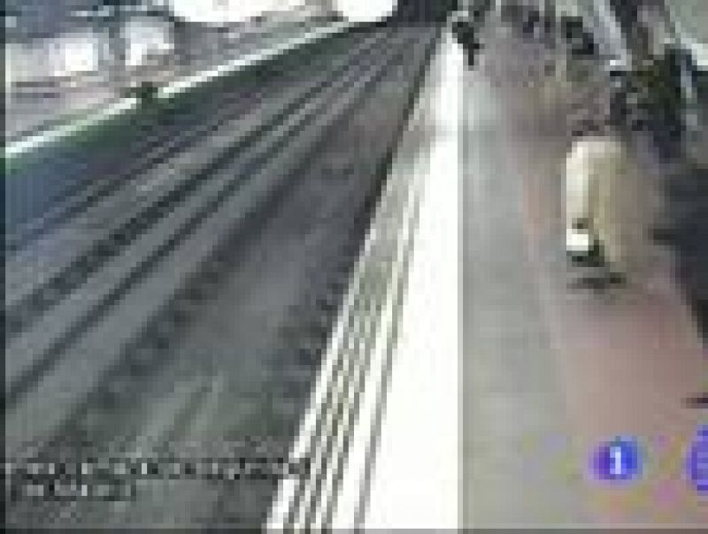 El policía que rescató a un hombre en la vía del metro: "Tiré de él segundos altos de que pasara el vagón"