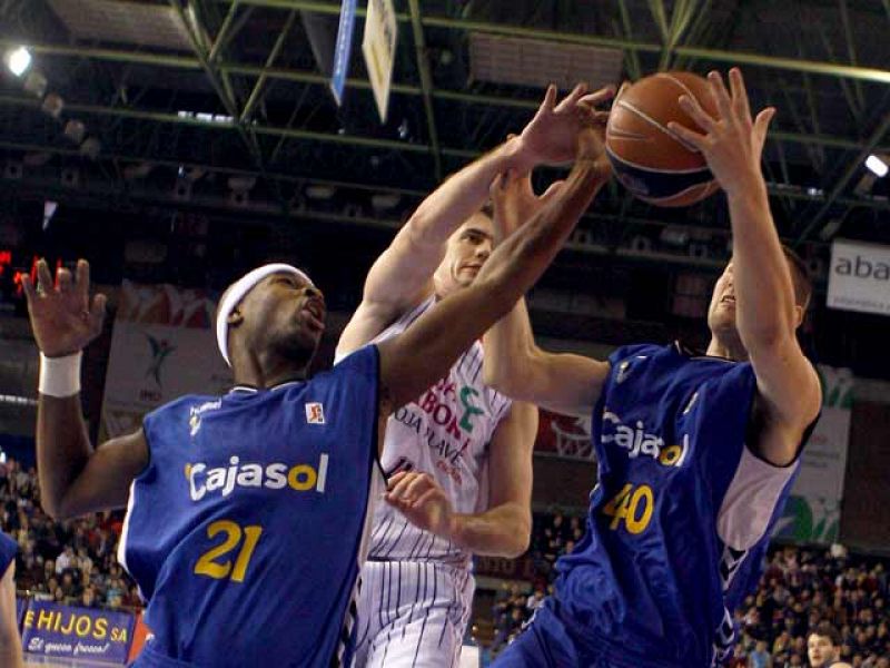 Un desconocido Caja Laboral, líder de la ACB, ha perdido en la cancha del Cajasol por un contundente 91-71 en partido correspondiente a la décima jornada de la competición.