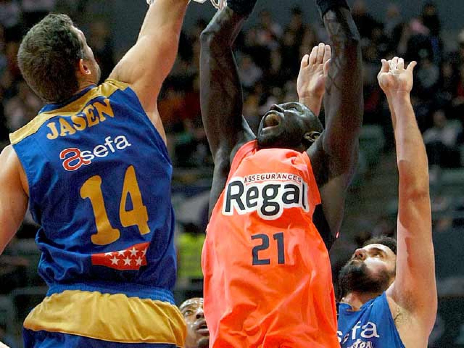 El Asefa Estudiantes consiguió una importante victoria ante un Regal Barcelona sin Navarro ni Mickeal, por 63-62.