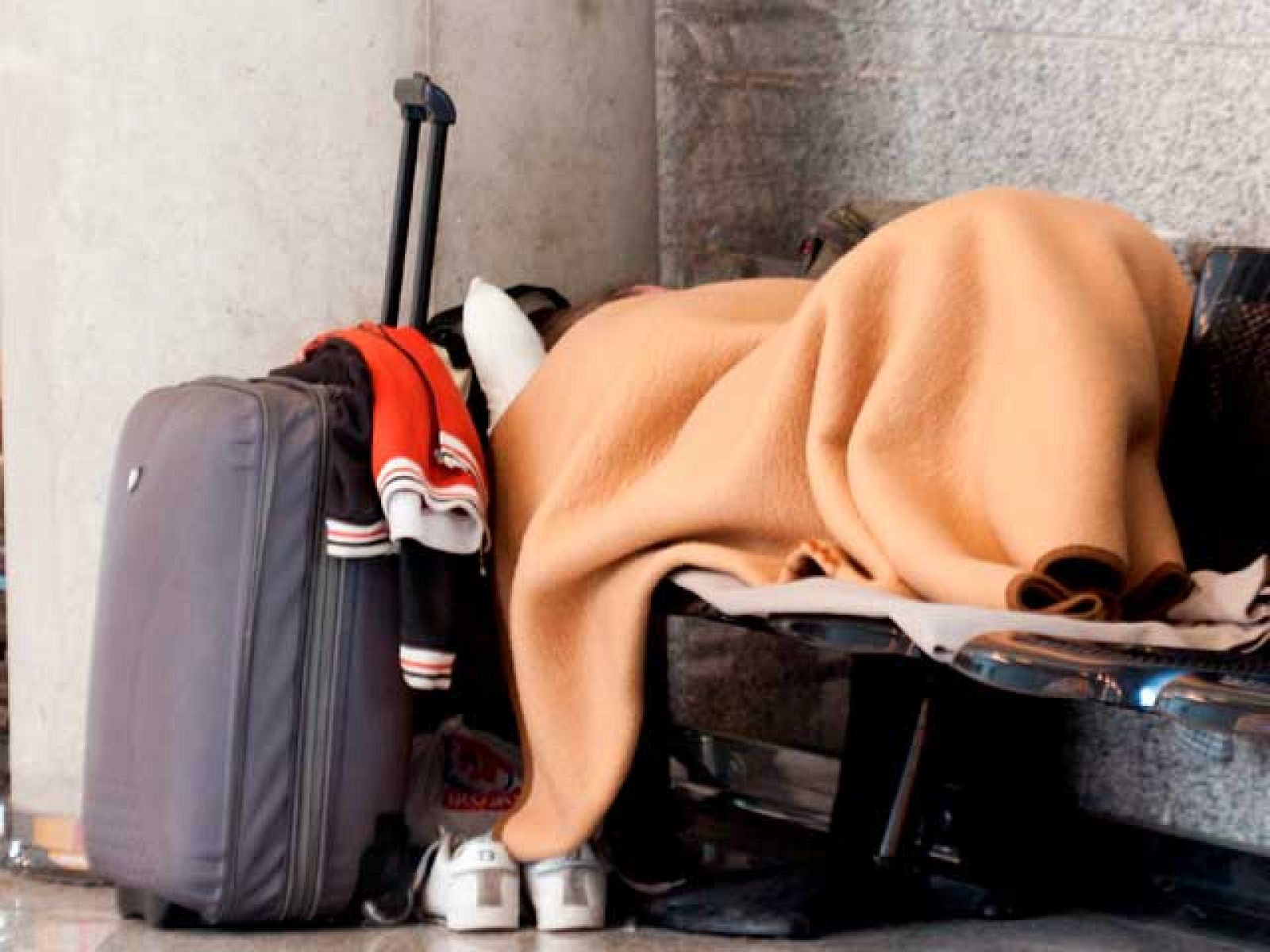 Los aeropuertos se han convertido en el hogar de miles de viajeros