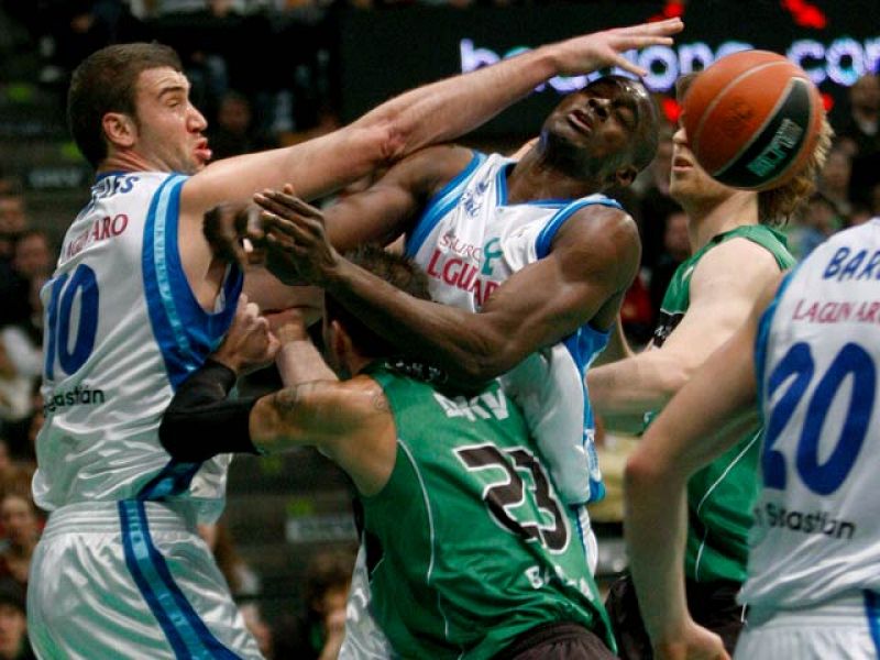 Carl English apareció cuando más lo necesitaba el DKV Joventut y con un providencial rebote ofensivo y una posterior canasta a tres segundos del final le dio el triunfo al equipo de Badalona ante el Lagun Aro (75-73) en un partido que se les fue a lo