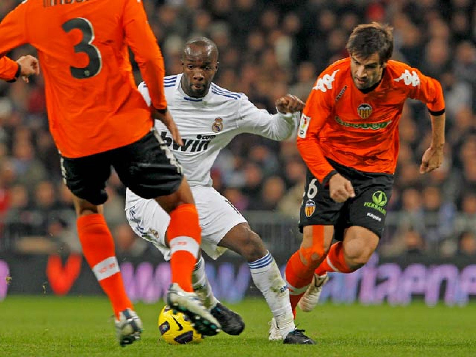 Aún escuece en el Valencia la derrota ante el Real Madrid y la expulsión de Albelda. 