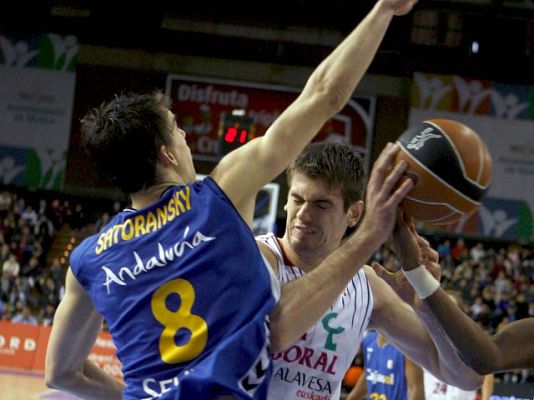 Baloncesto en RTVE - Caja Laboral y Regal Barcelona pierden