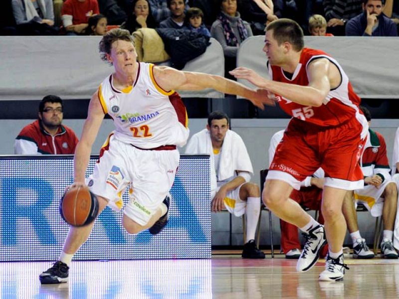 El Assignia Manresa doblegó (80-64) al Granada, de manera que los catalanes consiguen salir de las posiciones de descenso y empujan a los andaluces a la penúltima posición de la tabla de la Liga ACB.