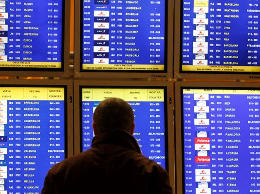 Telediario 1 - Cientos de pasajeros siguen sin volar