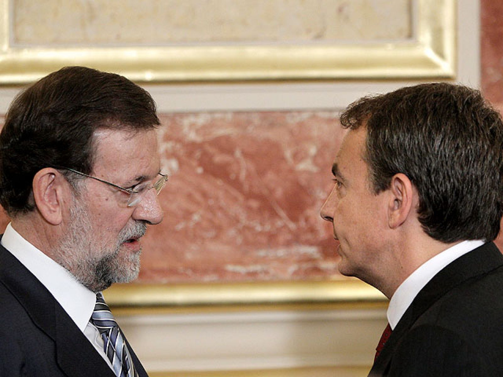 En sus primeras declaraciones después de que el gobierno decretara el pasado sábado el estado de alarma para hacer frente a la crisis de los controladores, el presidente no ha desvelado si se va a prorrogar o no esa situación excepcional.