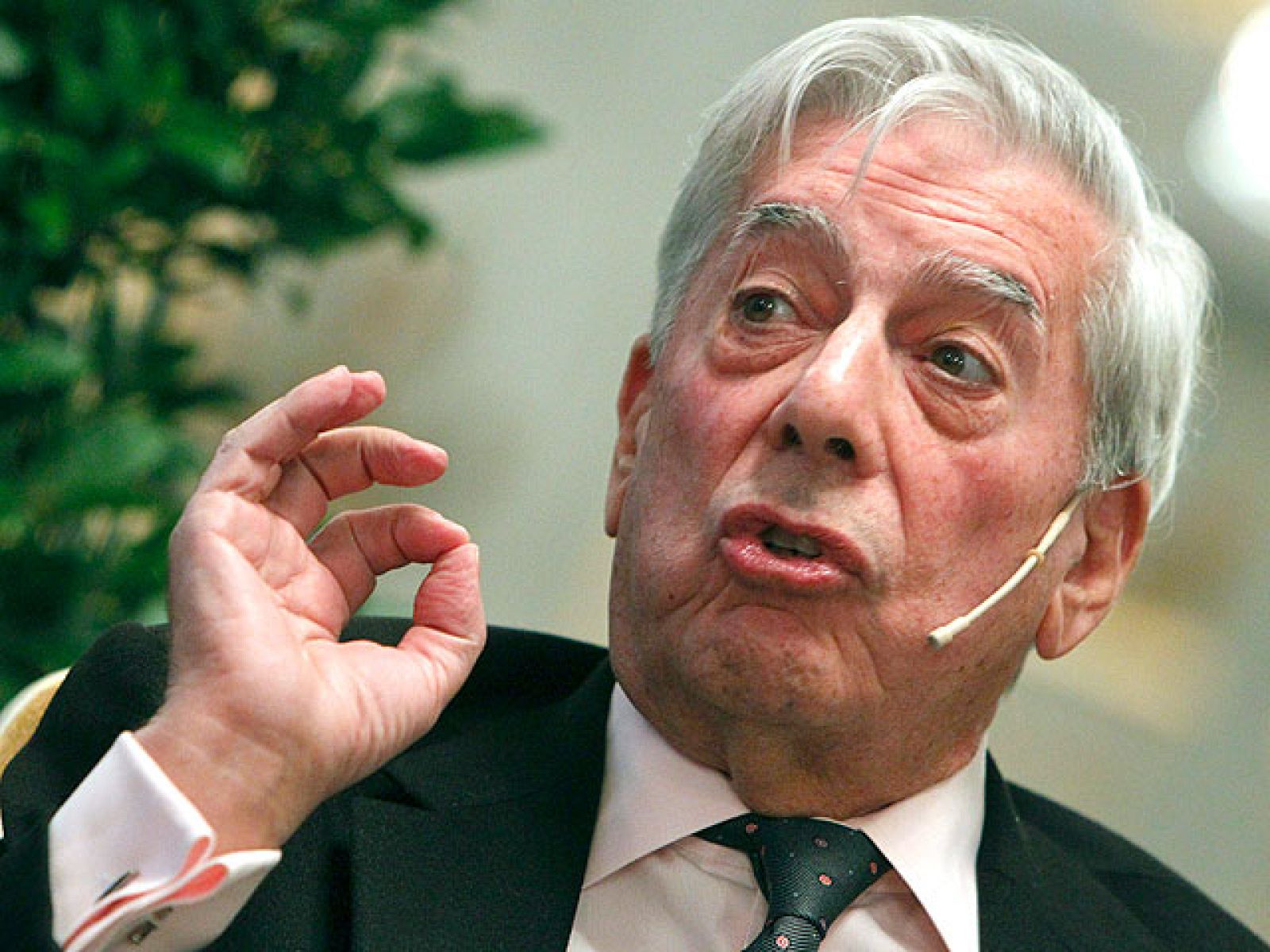 Mario Vargas llosa ha ofrecido una rueda de prensa en Estocolmo, a donde ha llegado (no sin sufrir su particular odisea debido a la crisis de los controladores aéreos españoles) para recibir este viernes el Premio Nobel de Literatura. Vargas Llosa h