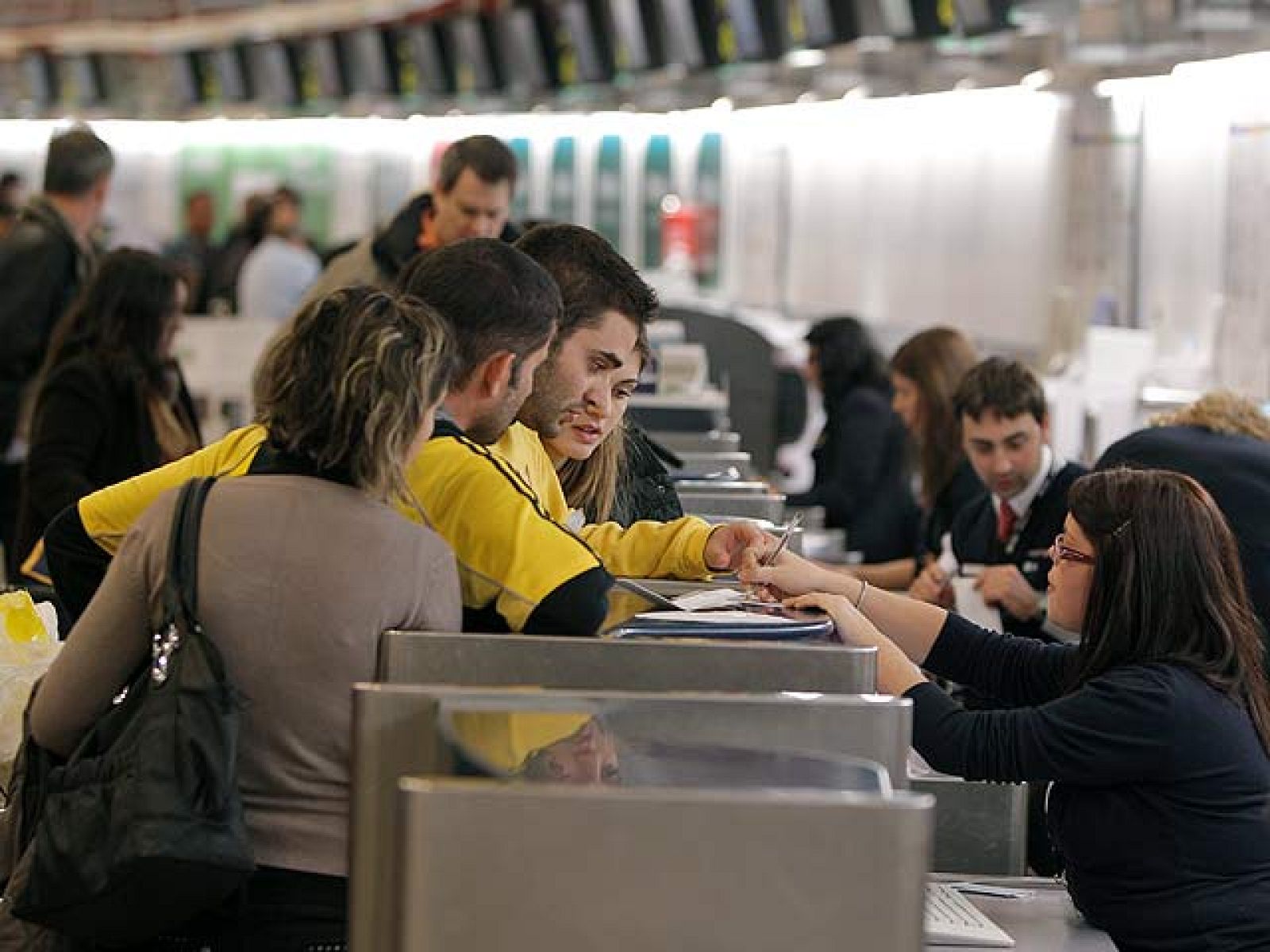 Más de la mitad de los vuelos previstos para hoy se han operado ya sin problemas, aunque desde Aena se recuerda a los pasajeros que deben consultar a sus compañías antes de acudir a los aeropuertos. El ministerio de Defensa mantiene a 170  militares