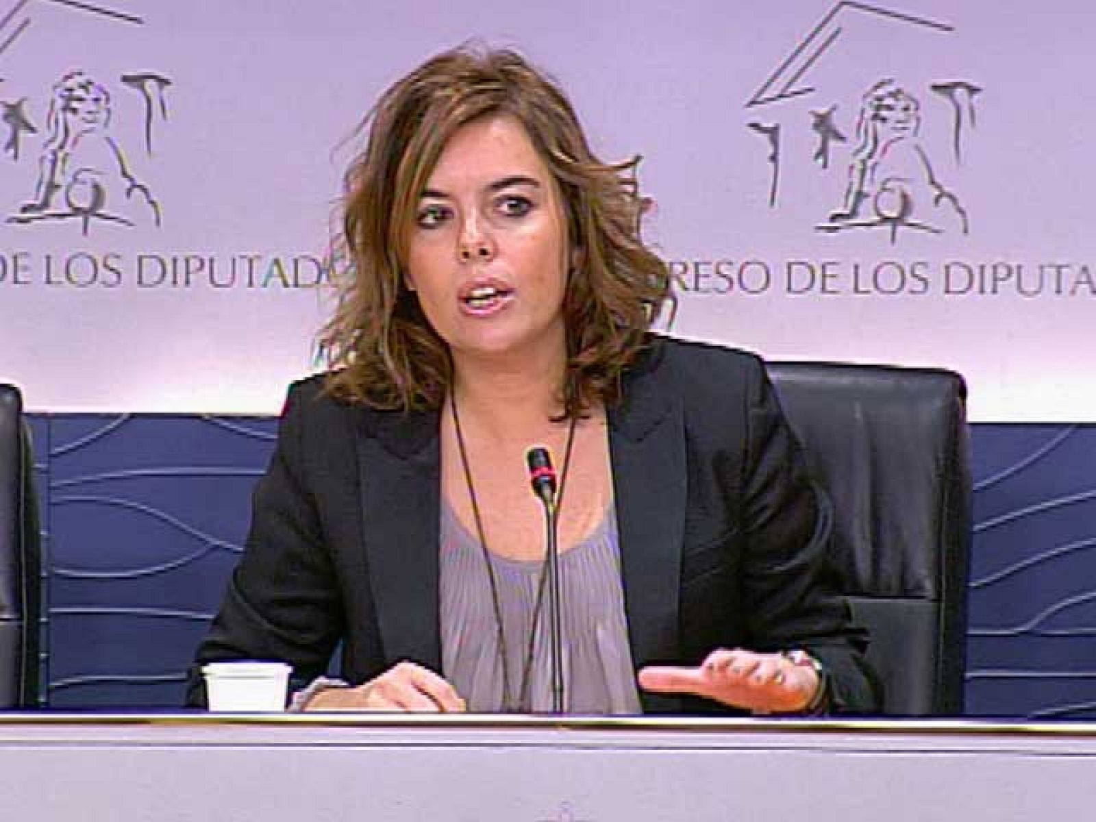 El Partido Popular dice que el Gobierno no puede sentirse orgulloso con los resultados del nuevo Informe Pisa y que hay mucho que mejorar. Los socialistas hablan de buena noticia y vinculan los resultados con la inversión en educación que ha hecho el Gobierno.