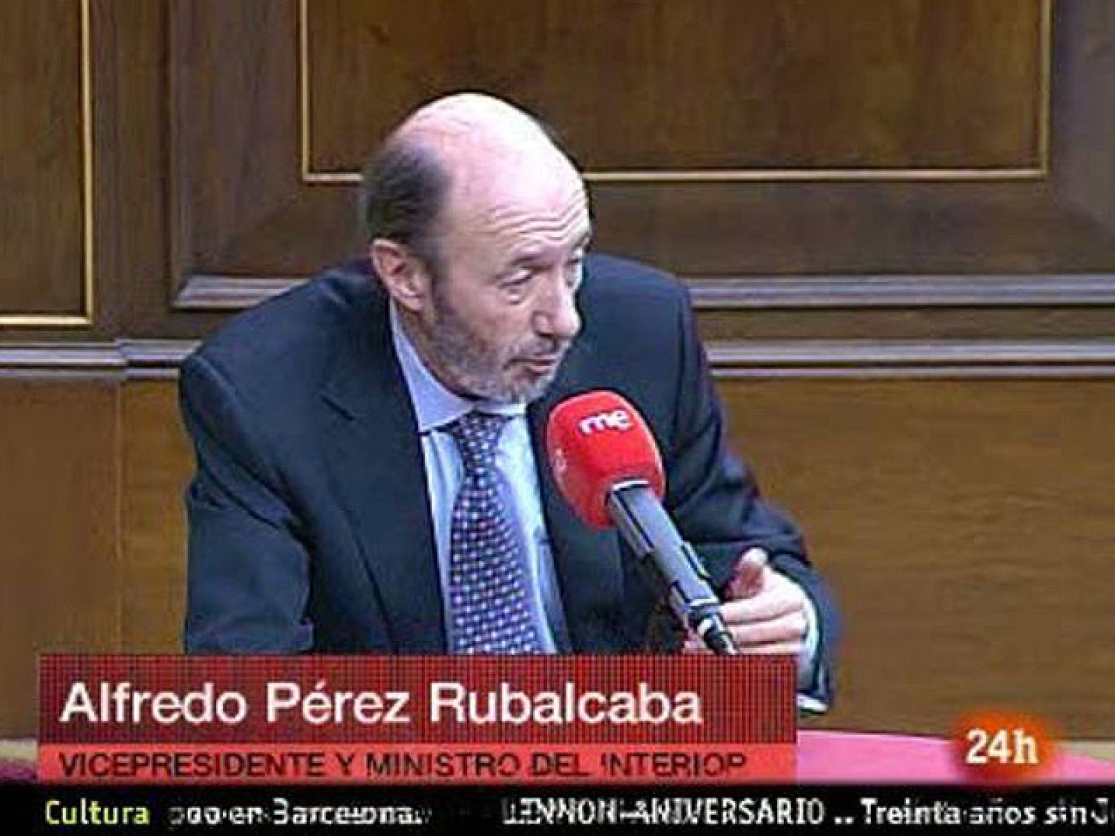 El vicepresidente del Gobierno, Alfredo Pérez Rubalcaba, ha hablado del final de ETA en RNE. ""Estamos en el principio del fin", ha dicho. También se ha referido a las filtraciones de Wikileaks y a su futuro político. 