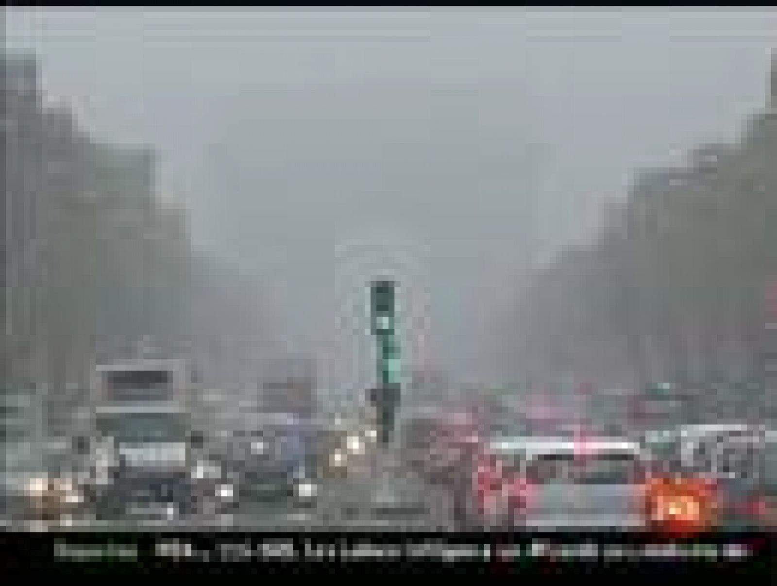 La nieve paraliza París y el Gobierno despliega 5.000 agentes por los problemas de tráfico