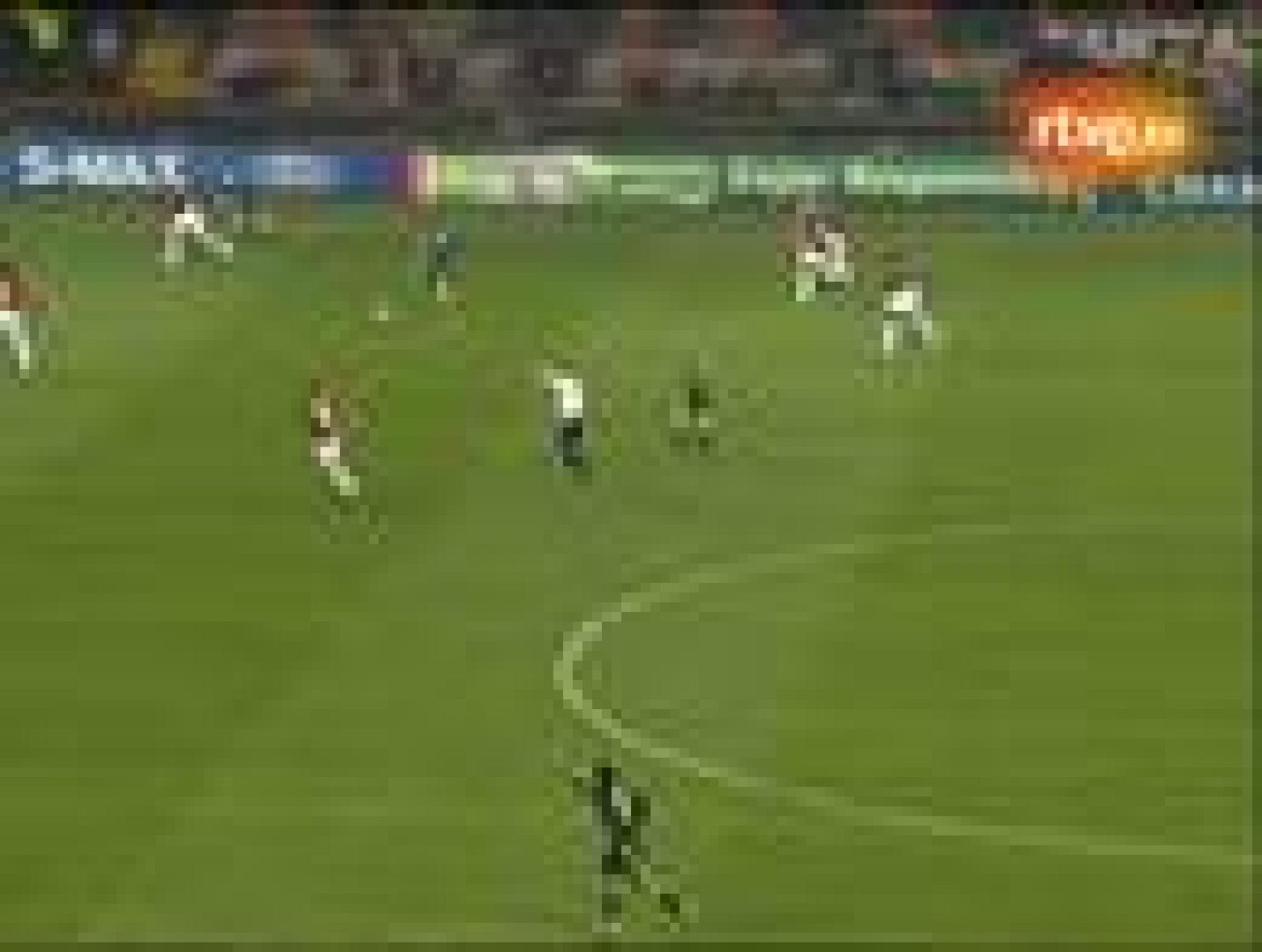 El Ajax de Amstertdam ha vencido (0-2) sin ninguna discusión al AC  Milan en el estadio de San Siro, en el último partido de la fase  inicial de la Liga de Campeones, dentro del Grupo G, donde los  holandeses fueron superiores a los milanistas en gan