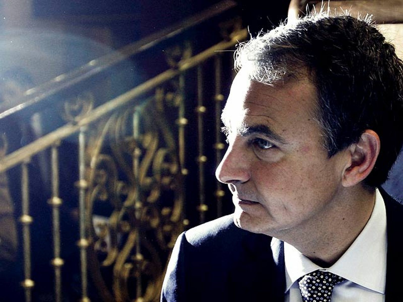  El presidente del Gobierno, José Luis Rodríguez Zapatero, ha explicado que la decisión de decretar el estado de alarma se justificó en la "calamitosa situación" que se vivió este viernes después de que los controladores hicieran "una afrenta al orden público constitucional" al abandonar sus puestos de trabajo.En un pleno exprés, en el que los portavoces de los grupos han acordado recortarse su tiempo de intervención y en el que tampoco ha habido turno de réplica, Zapatero ha sostenido que la "respuesta rápida y contundente del Gobierno" que hizo posible "la reapertura del espacio aéreo en menos de 24 horas" ha "minimizando en la comunidad internacional el impacto negativo" en la imagen de España.