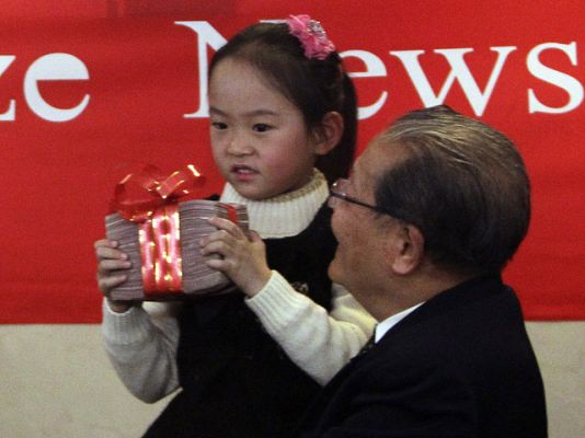  - China entrega su propio Nobel de la Paz y estrecha el cerco contra la familia de Liu Xiaobo