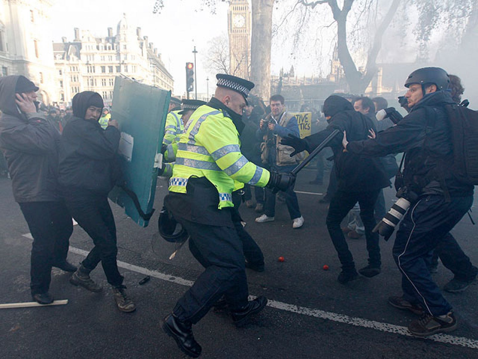 Batalla campal ante el Parlamento británico en el día decisivo para aprobar los recortes educativos