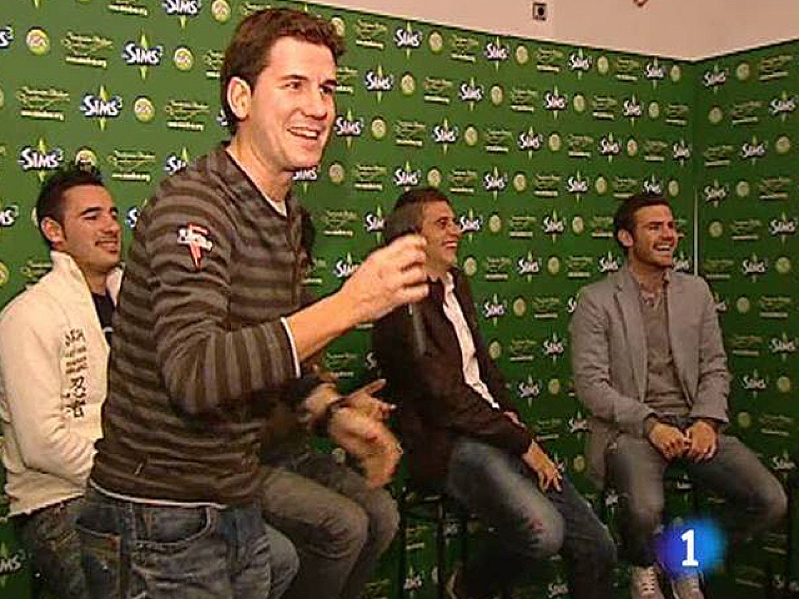 Los jugadores del Valencia Joaquín y Mata, y el portero del Atlético De Gea han grabado un disco de villancicos solidario con cantantes de primera línea.