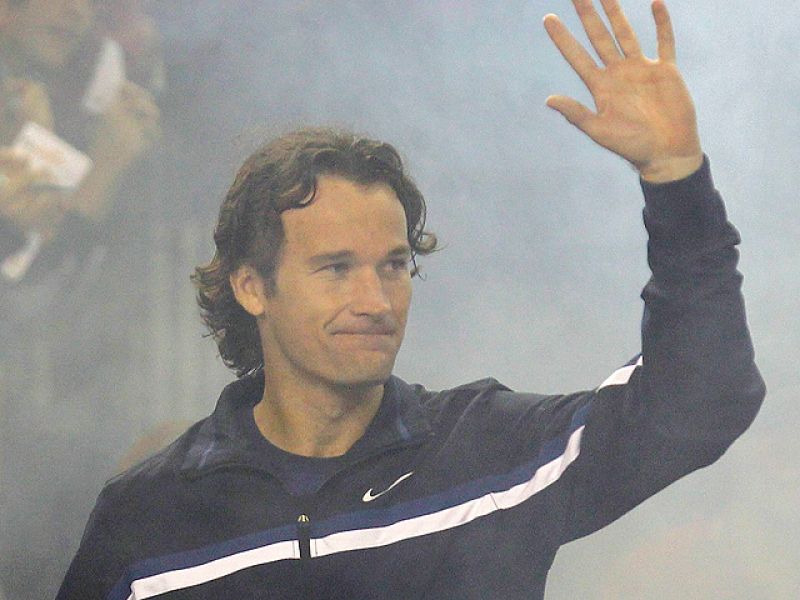 El tenista Carlos Moyá ha puesto punto y final a su carrera profesional en el Masters Nacional en un partido contra Juan Carlos Ferrero.