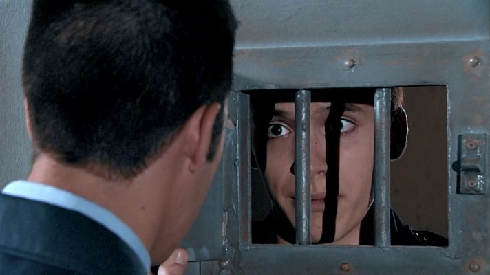 Cuéntame cómo pasó - Carlos tiró su fusil