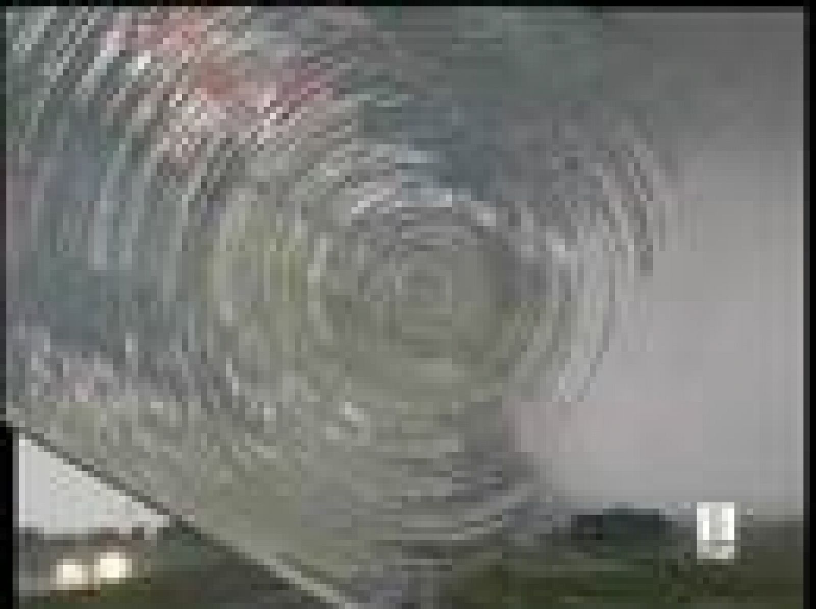 Un tornado ha matado a un hombre y herido a 13 personas en el noroeste de Estados Unidos, en Colorado. Además, ha destruido decenas de casas (24/05/08).