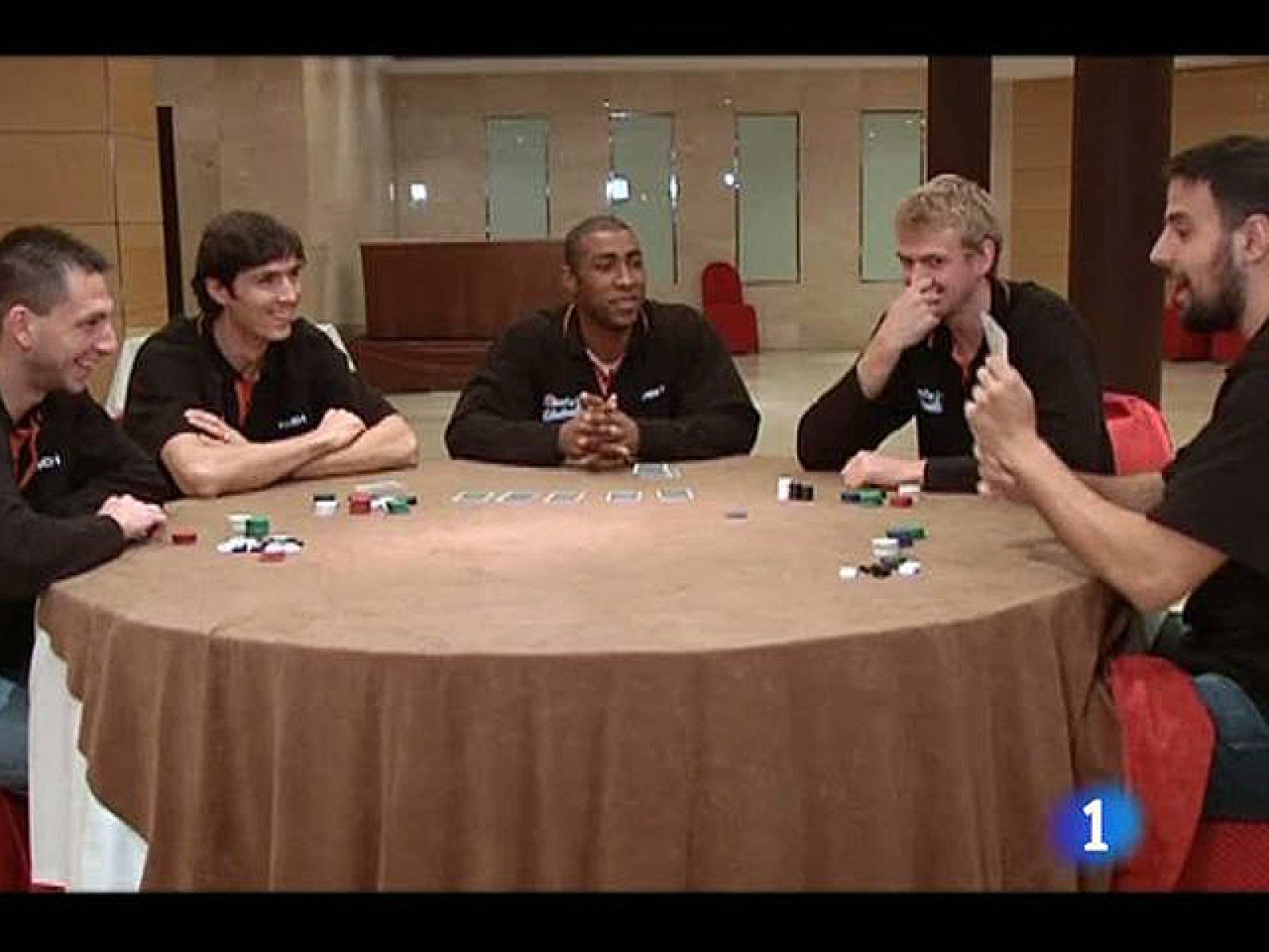 Los jugadores del Estudiantes pasan su tiempo libre jugando al póker, como han demostrado ante las cámaras de TVE, que retransmitirán su próximo partido de Liga ante el Cajasol.