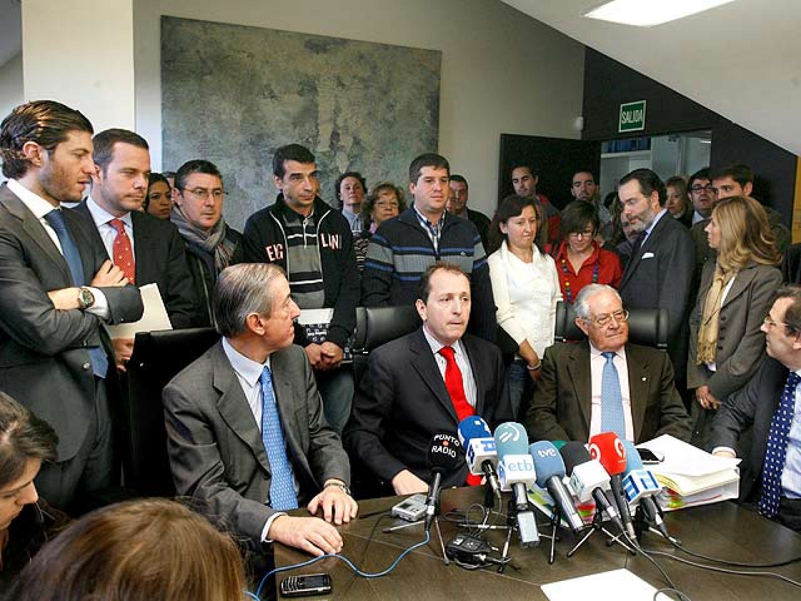 En torno a 5000 afectados por el cierre del espacio aéreo español de la pasada semana han puesto esta demanda colectiva que denuncia por vía penal a los controladores aéreos y por vía administrativa a AENA y por lo tanto al Ministerio de Fomento como responsable de esos trabajadores.