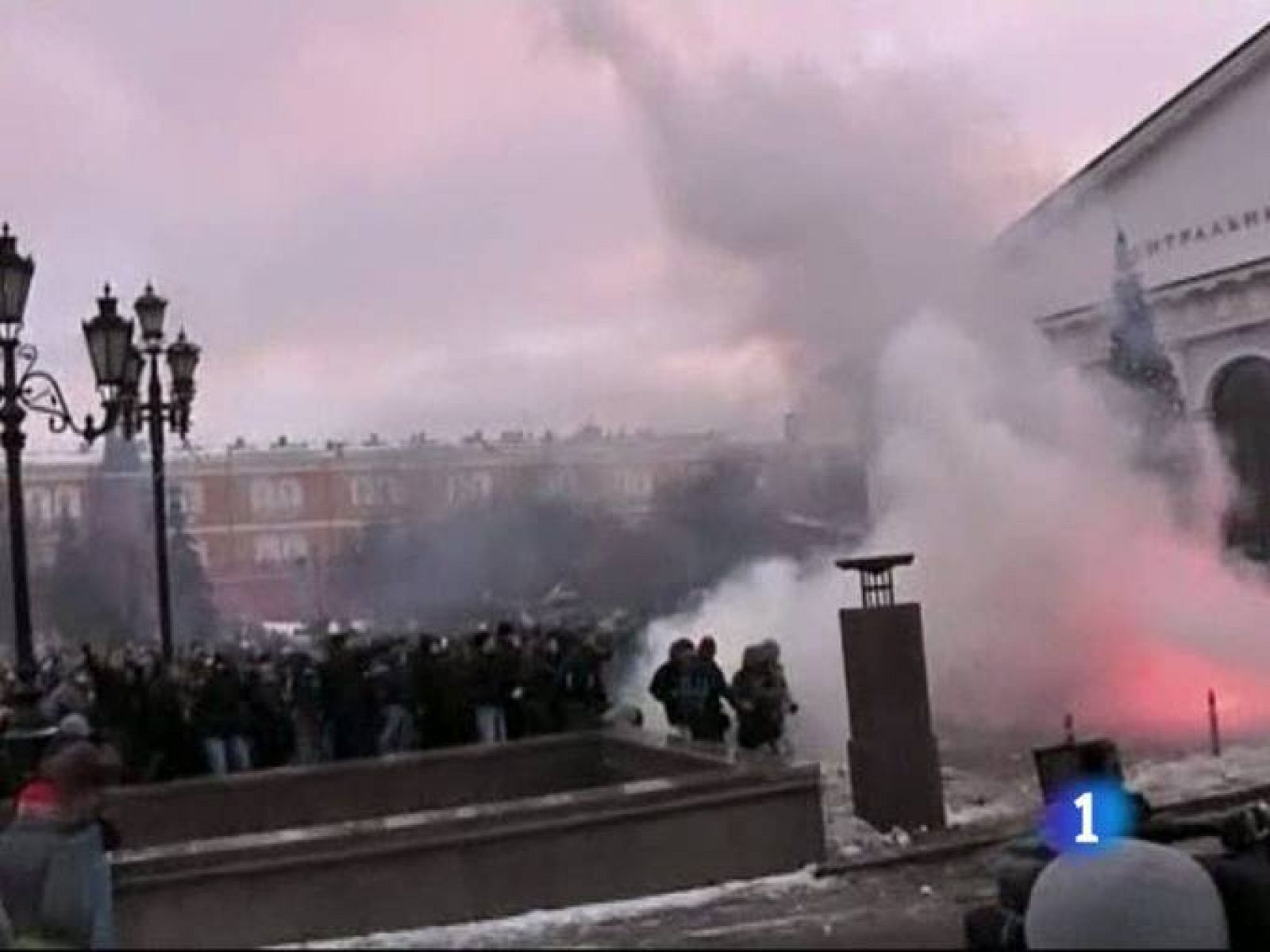 65 detenidos y decenas de heridos en Moscú por una enfrentamientos de hinchas del Spartak con la policía. Los ultras protestaban por el asesinato de otro hincha