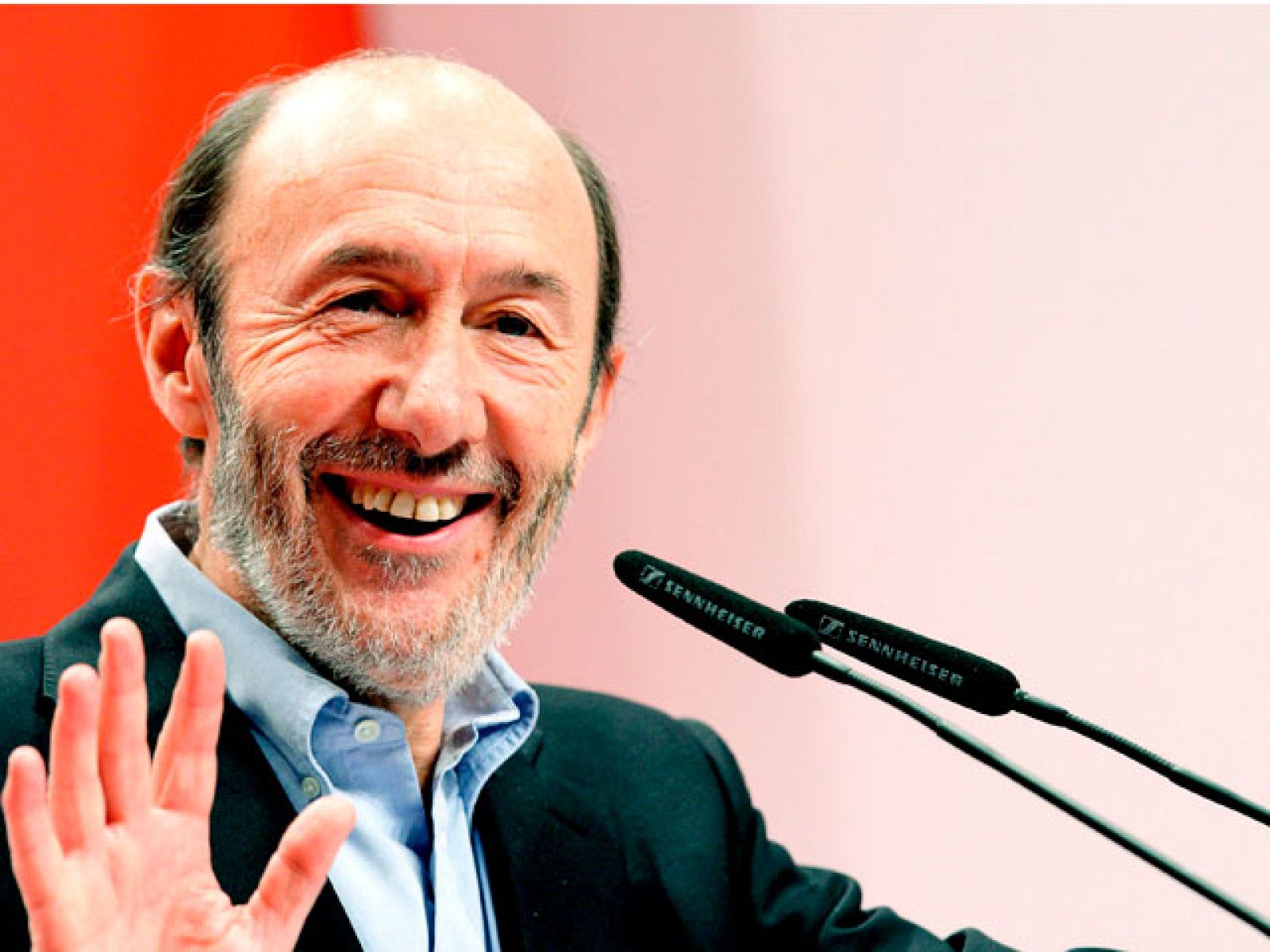 Rubalcaba cree que si Rajoy  gobernara  los controladores "cobrarían más y trabajarían menos" | Ver