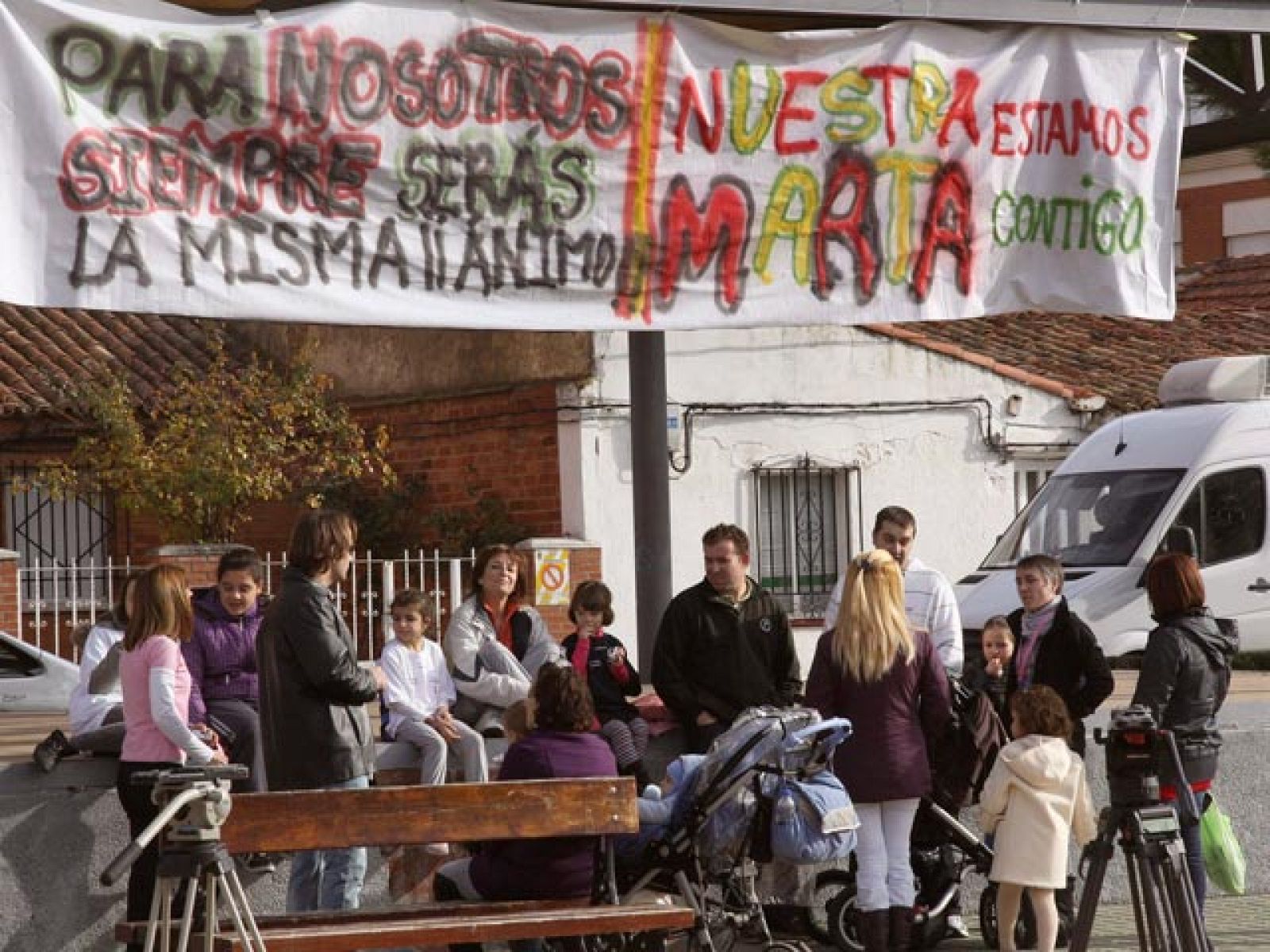 Los vecinos de Marta Domínguez, que permanece recluida en su casa de Palencia a la espera de ser citada a declarar, apoyan a la campeona de Europa de 3.000 obstáculos y confían en su inocencia. Mientras, se van conociendo más datos acerca de la trama