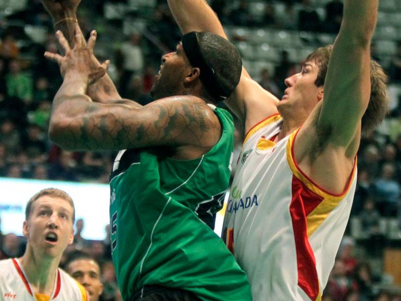 El CB Granada logró una importante victoria en su visita al DKV Joventut (67-74), olvidando las bajas en su plantilla y aprovechando los fallos defensivos mostrados por los verdinegros