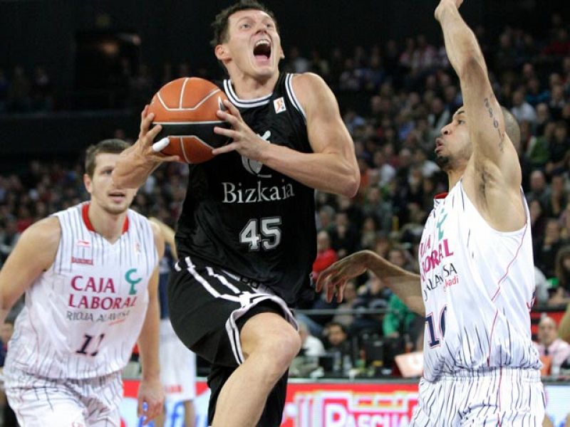 El Bizkaia Bilbao Basket se impuso en el derbi vasco ante el Caja Laboral, al que superó por 99-95, en un partido en el que Aaron Jackson mostró su mejor versión