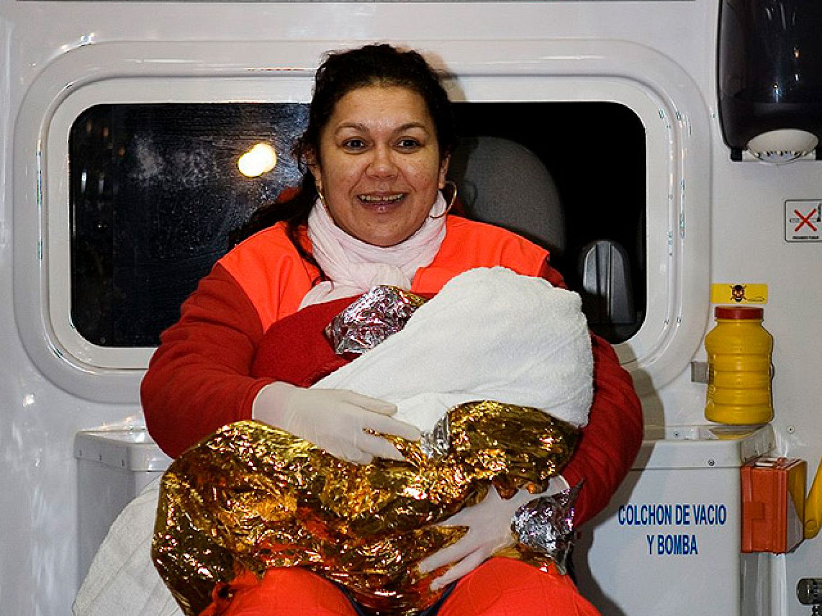 Una mujer ha dado a luz este domingo en la patera en la que viaja junto a otros 37 ocupantes en las cercanías de la Isla de Alborán, donde la embarcación ha sido interceptada por miembros del Servicio Marítimo de la Guardia Civil y de Salvamento Marítimo.