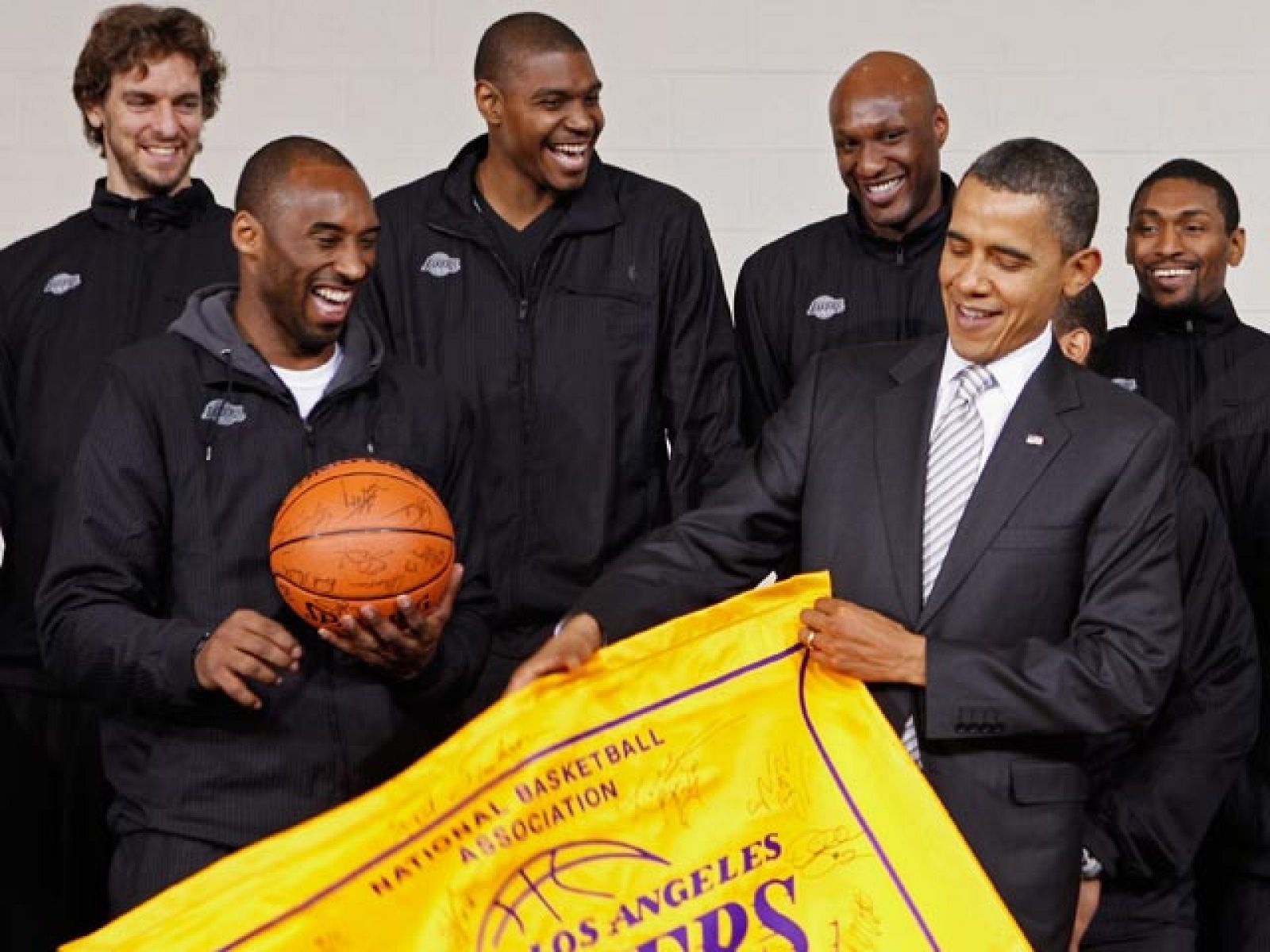 El ala-pívot español Pau Gasol jugó al baloncesto con el presidente, Barack Obama. El partido se organizó para celebrar el 49º cumpleaños del presidente, en el que participaron un grupo de estrellas de la NBA.