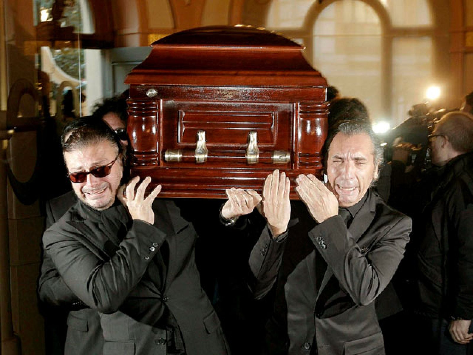 El féretro con los restos mortales de Enrique Morente llega a la SGAE | Ver