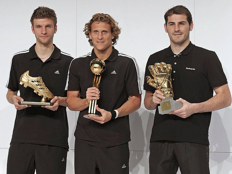 Casillas, Forlán y Müller han recibido los premios que consiguieron en el pasado Mundial de Sudáfrica, que les distinguen como portero menos goleado, mejor jugador y máximo goleador.
