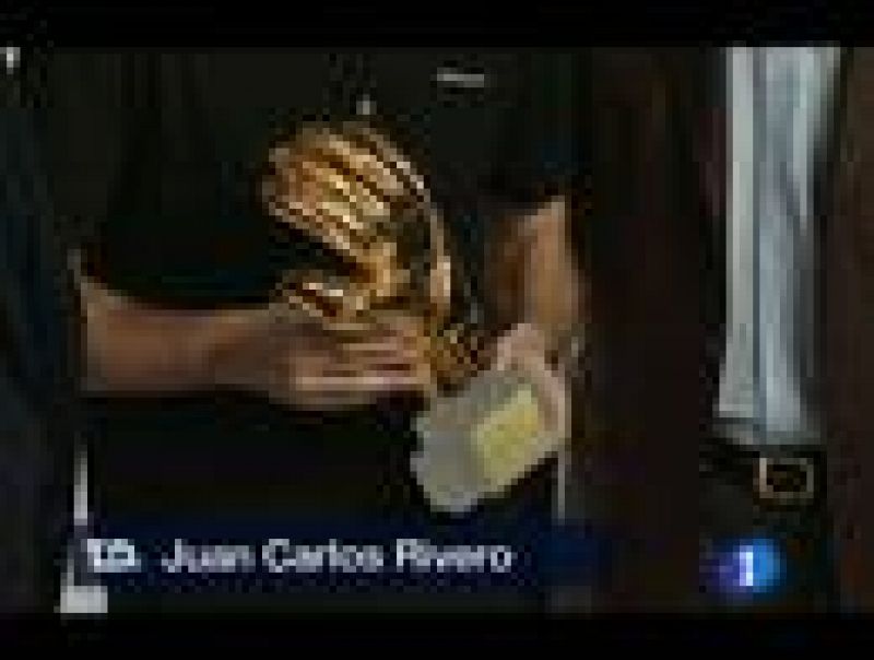 Casillas, Forlán y Müller han recibido los premios que consiguieron en el pasado Mundial de Sudáfrica, que les distinguen como portero menos goleado, mejor jugador y máximo goleador.